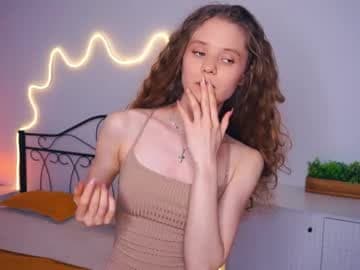 Goal: do you want to see my naked back? ^^ Hello<3 Welcome to my first day here!!! I am so #shy and #new #teen #18 #natural" [107 tokens remaining]
